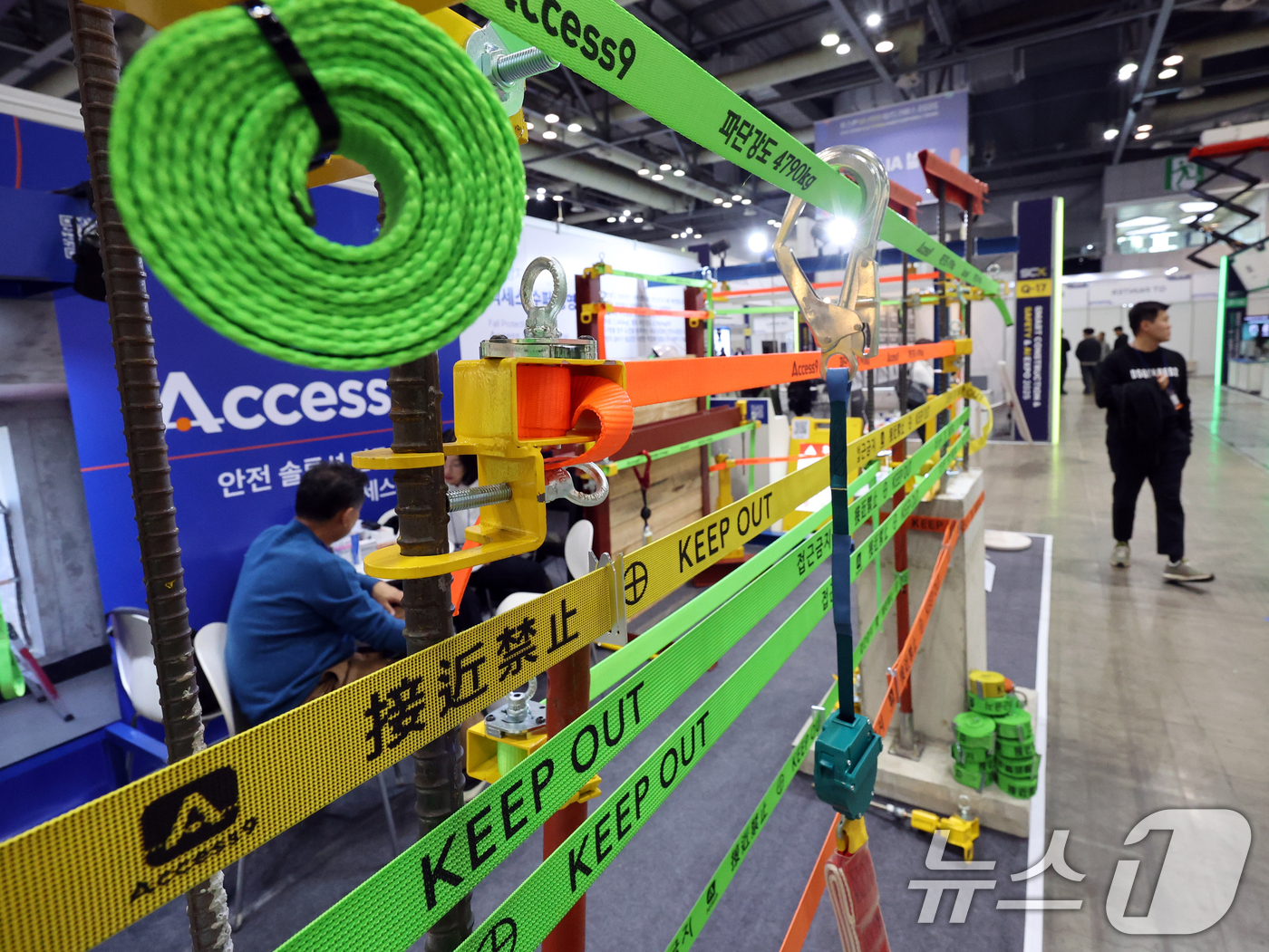 (고양=뉴스1) 황기선 기자 = 5일 경기 고양시 일산서구 킨텍스에서 열린 '2025 스마트건설·안전AI 엑스포'에 안전장비가 진열돼 있다.  2025.11.5/뉴스1
