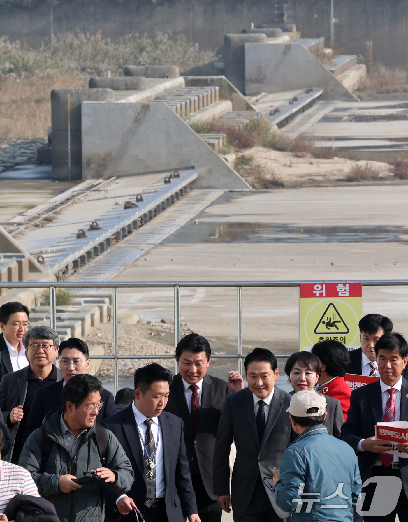 (세종=뉴스1) 김기태 기자 = 장동혁 국민의힘 대표가 5일 세종시 금강 세종보 현장을 찾아 최민호 세종시장으로부터 세종보 보존에 대한 설명을 듣고 이동하고 있다.  2025.11 …