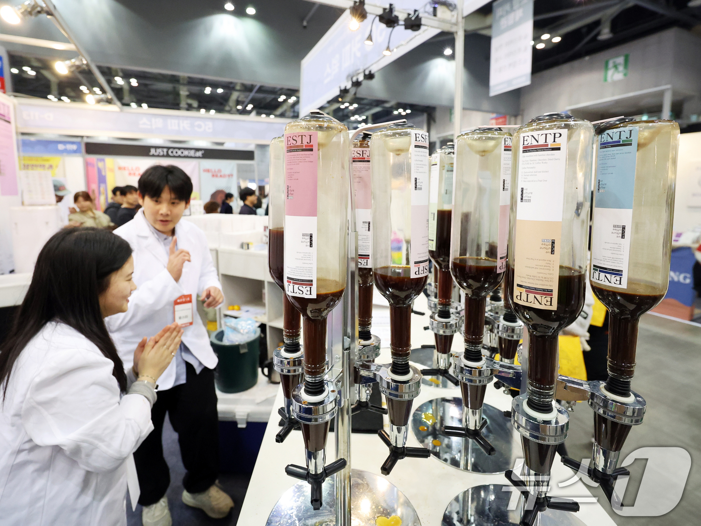 (고양=뉴스1) 황기선 기자 = 5일 경기 고양시 일산서구 킨텍스에서 열린 '2025 카페&베이커리페어 시즌2’에서 관람객들이 커피 성향 MBTI 테스트를 하고 있다. 2025.1 …