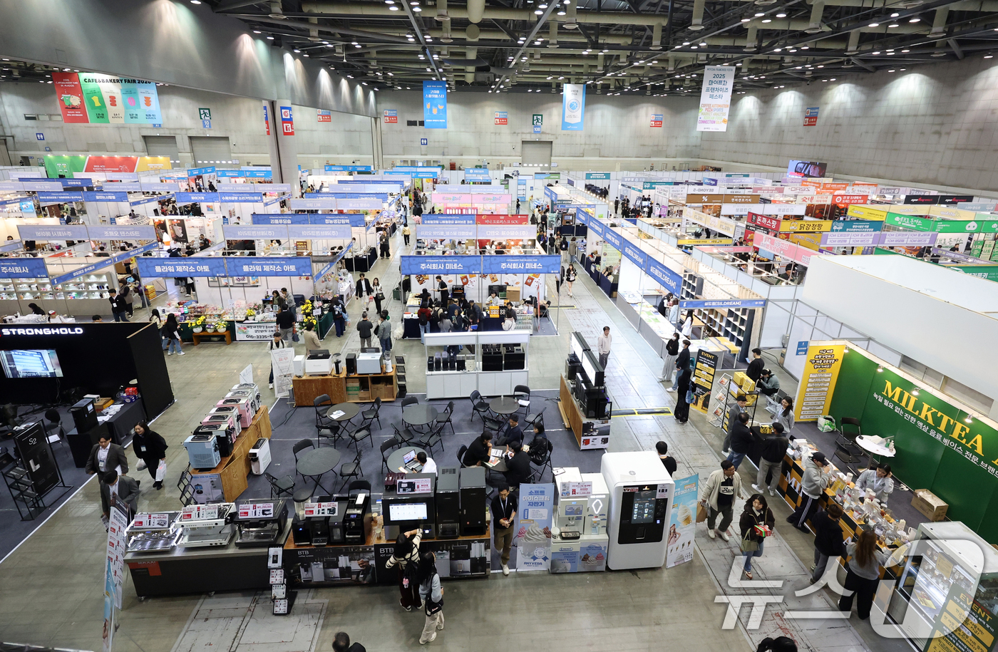 (고양=뉴스1) 황기선 기자 = 5일 경기 고양시 일산서구 킨텍스에서 열린 '2025 카페&베이커리페어 시즌2’에서 관람객들이 부스를 살펴보고 있다. 2025.11.5/뉴스1