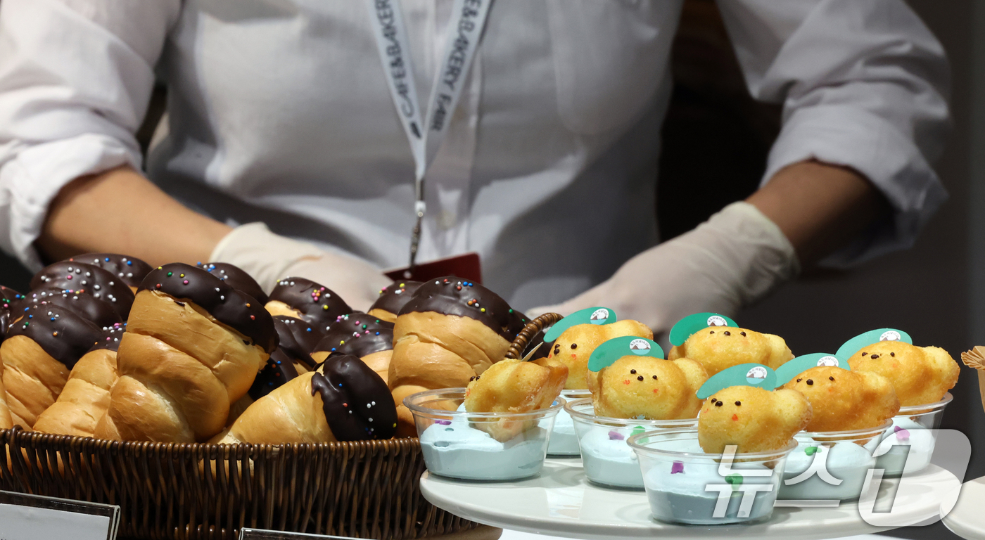 (고양=뉴스1) 황기선 기자 = 5일 경기 고양시 일산서구 킨텍스에서 열린 '2025 카페&베이커리페어 시즌2’에 디저트가 진열 돼있다.  2025.11.5/뉴스1