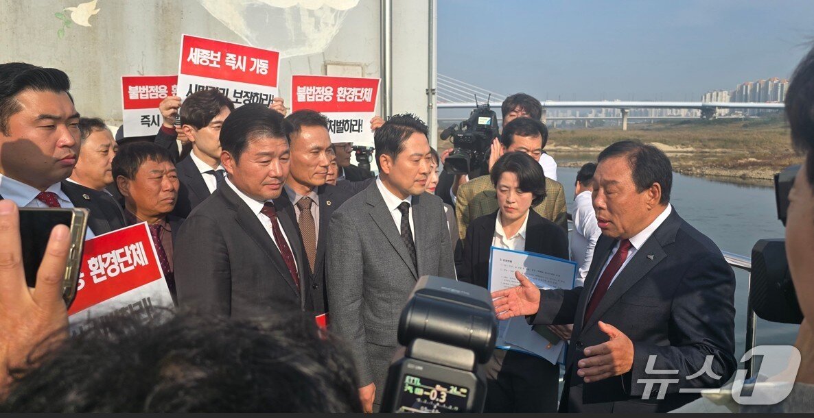 본문 이미지 - 최민호 세종시장&#40;오른쪽&#41;이 5일 오후 세종보 현장에서 국민의힘 장동혁 대표에게 세종보 파행 상황을 설명하고 있다. / 뉴스1