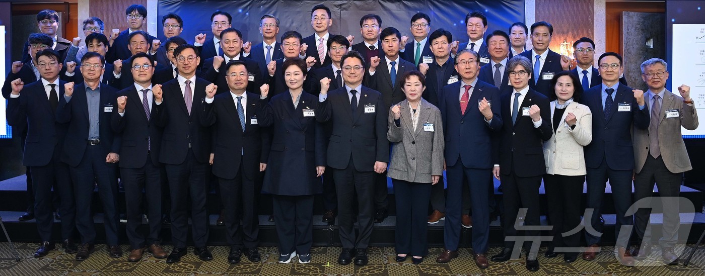 (서울=뉴스1) = 문신학 산업통상부 차관이 5일 서울 소공동 롯데호텔에서 열린 K‑양자산업 연합 출범식에서 이언주 국회의원, 강경성 KOTRA 사장, 전윤종 한국산업기술기획평가원 …