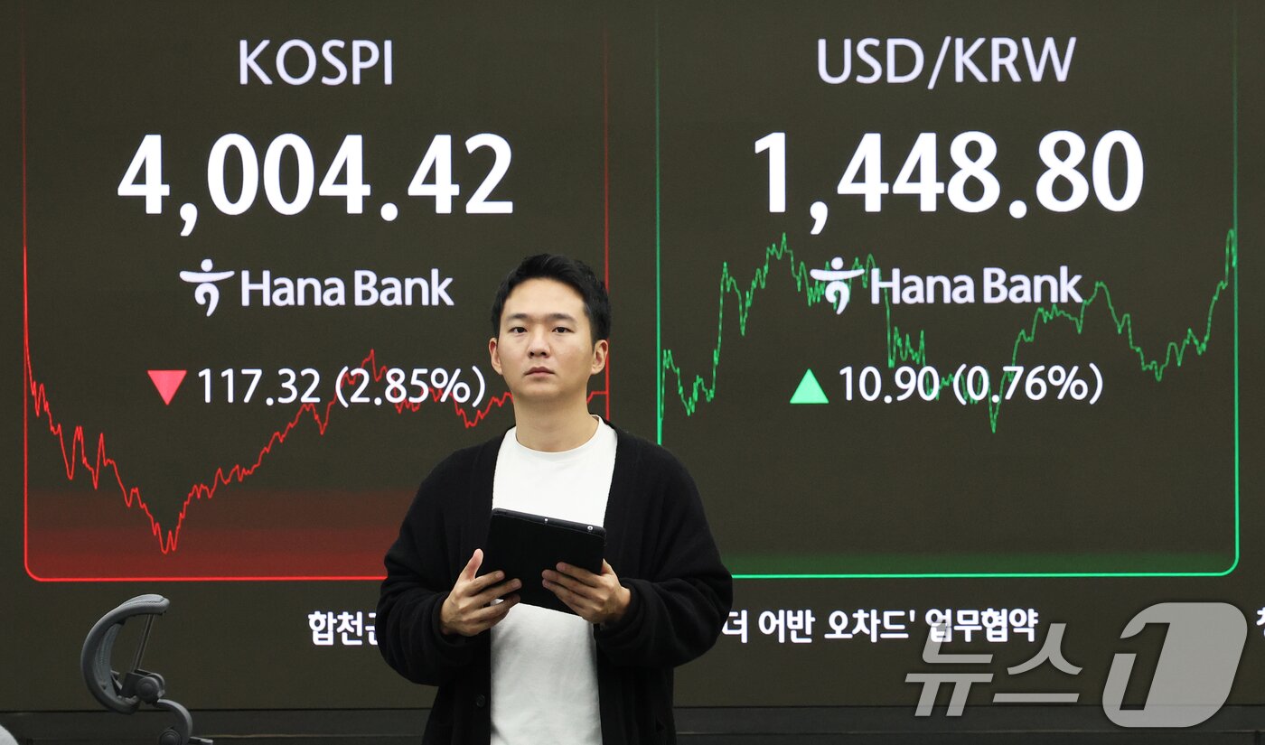 본문 이미지 - 코스피가 급락한 5일 오후 서울 중구 하나은행 본점 딜링룸 전광판에 종가가 표시되고 있다.  2025.11.5/뉴스1 ⓒ News1 오대일 기자