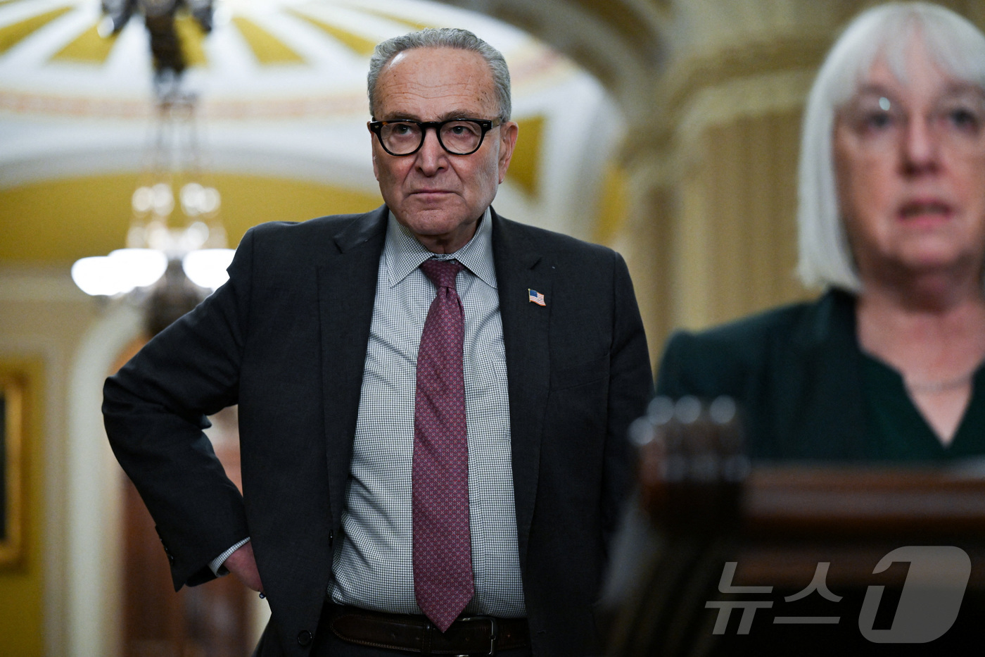 (워싱턴 로이터=뉴스1) 강민경 기자 = 척 슈머 상원 민주당 원내대표가 4일 미국 연방정부 셧다운 문제와 관련해 기자회견을 열고 있다. 2025.11.4ⓒ 로이터=뉴스1