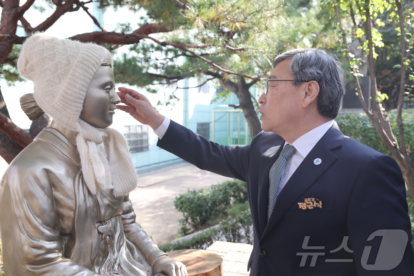 (서울=뉴스1) = 정근시 서울시교육감이 5일 평화의 소녀상 철거 집회를 예고한 서울의 한 고등학교를 찾아 소녀상에 털모자를 씌어주고 있다. (서울시교육감 제공. 재판매 및 DB금 …