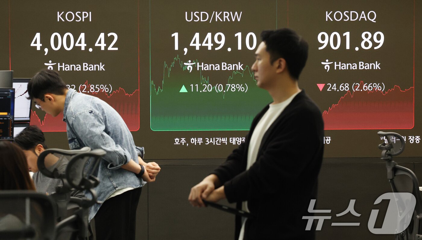 본문 이미지 - 코스피가 급락한 5일 오후 서울 중구 하나은행 본점 딜링룸 전광판에 종가가 표시되고 있다.  2025.11.5/뉴스1 ⓒ News1 오대일 기자