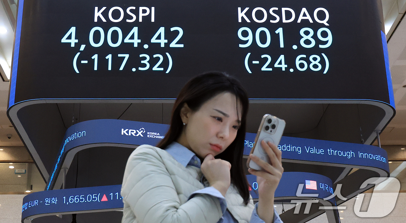 (서울=뉴스1) 이호윤 기자 = 코스피가 급락한 5일 오후 서울 영등포구 한국거래소 모니터에 코스피와 코스닥 종가가 표시되고 있다.코스피는 전 거래일 대비 117.32포인트(2.8 …