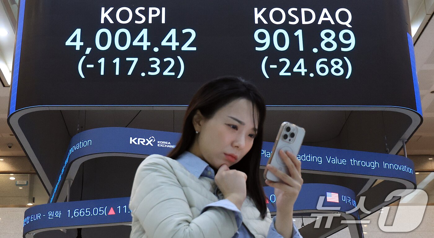 본문 이미지 - 코스피가 급락한 5일 오후 서울 영등포구 한국거래소 모니터에 코스피와 코스닥 종가가 표시되고 있다.  2025.11.5/뉴스1 ⓒ News1 이호윤 기자