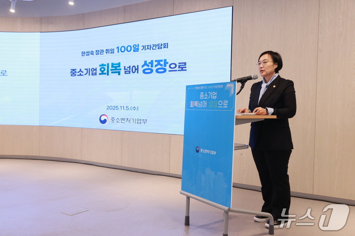 본문 이미지 - 한성숙 중소벤처기업부 장관이 5일 서울 강남구 팁스타운 S1에서 열린 &#39;취임 100일 기자간담회&#39;에서 발표를 하고 있다. &#40;중소벤처기업부 제공. 재판매 및 DB금지&#41;