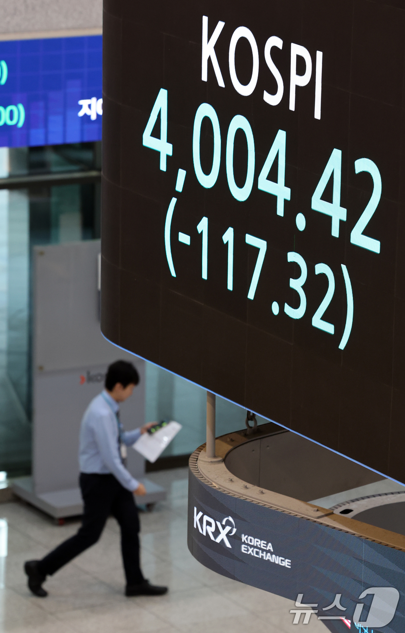 (서울=뉴스1) 이호윤 기자 = 코스피가 급락한 5일 오후 서울 영등포구 한국거래소 모니터에 코스피 종가가 표시되고 있다.코스피는 전 거래일 대비 117.32포인트(2.85%)하락 …