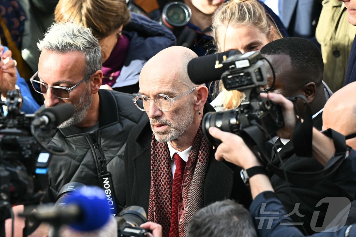 본문 이미지 - 로랑 모비니에&#40;가운데&#41; 작가가 4일&#40;현지시간&#41; 파리의 레스토랑 드루앙 밖에서 소설 &#39;빈집&#39;으로 공쿠르 문학상을 받기 위해 도착하고 있다. 2025.11.04. ⓒ AFP=뉴스1 ⓒ News1 이정환 기자