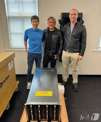 본문 이미지 - 왼쪽부터 샘 올트먼 오픈AI CEO, 젠슨 황 엔비디아 CEO, 그레그 브로크먼 오픈AI 공동창업자&#40;그레그 브로크먼 X 갈무리&#41;