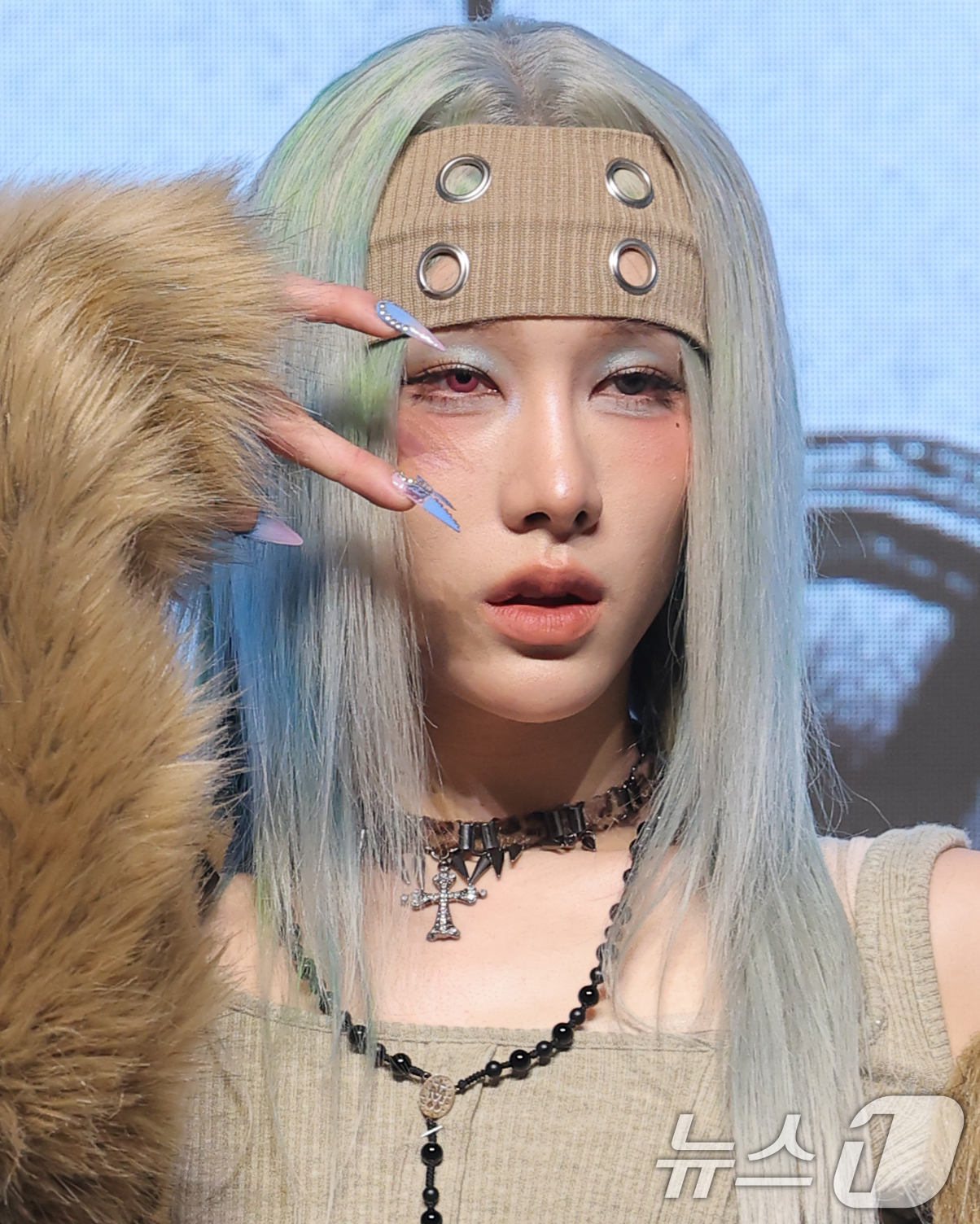 (서울=뉴스1) 권현진 기자 = 그룹 엑스러브(XLOV)의 루이가 5일 서울 강남구 슈피겐홀에서 진행된 미니 1집 ‘UXLXVE(언러브)’ 발매 쇼케이스에서 포즈를 취하고 있다. …