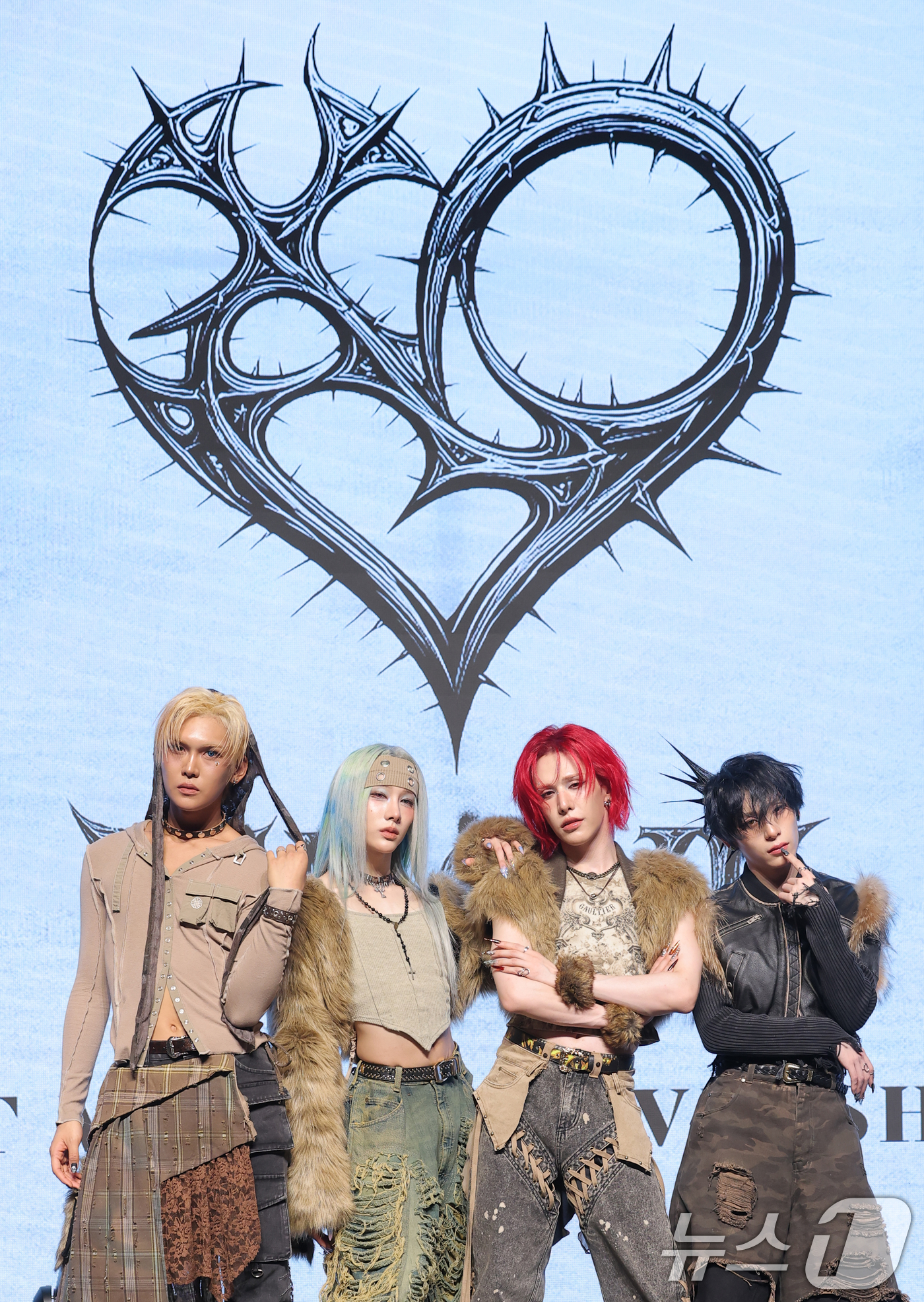 (서울=뉴스1) 권현진 기자 = 그룹 엑스러브(XLOV)의 현(왼쪽부터)과 루이, 우무티, 하루가 5일 서울 강남구 슈피겐홀에서 진행된 미니 1집 ‘UXLXVE(언러브)’ 발매 쇼 …