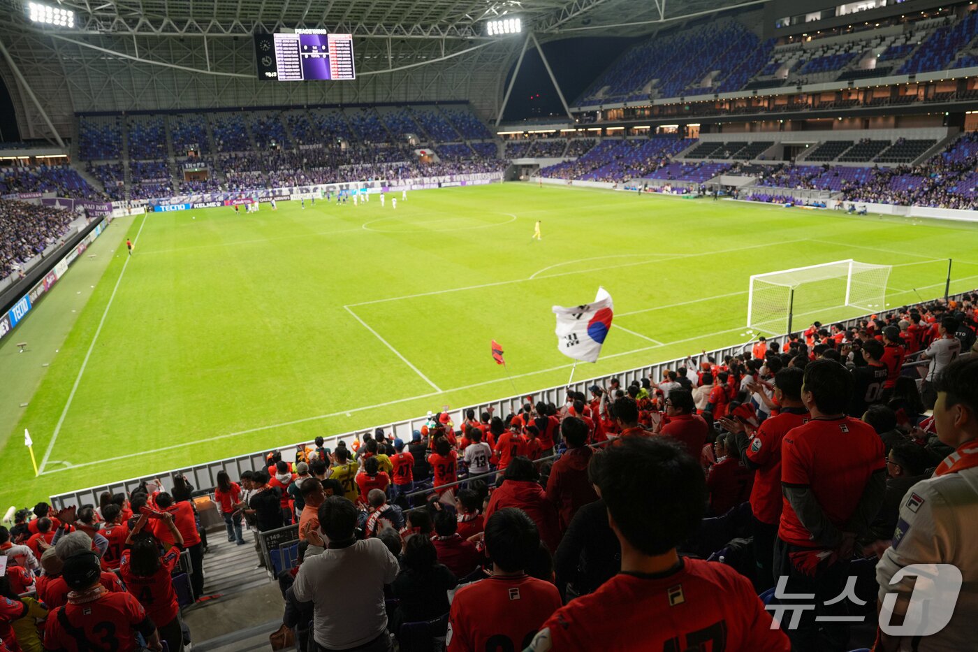 본문 이미지 - 지난 4일 일본 히로시마 에디온 피스 윙 스타디움에서 열린 아시아챔피언스리그 조별리그 4차전에서 &#39;강원이 나르샤 응원단&#39;이 단체 응원을 하고 있다.&#40;강원도 제공. 재판매 및 DB금지&#41;/뉴스1