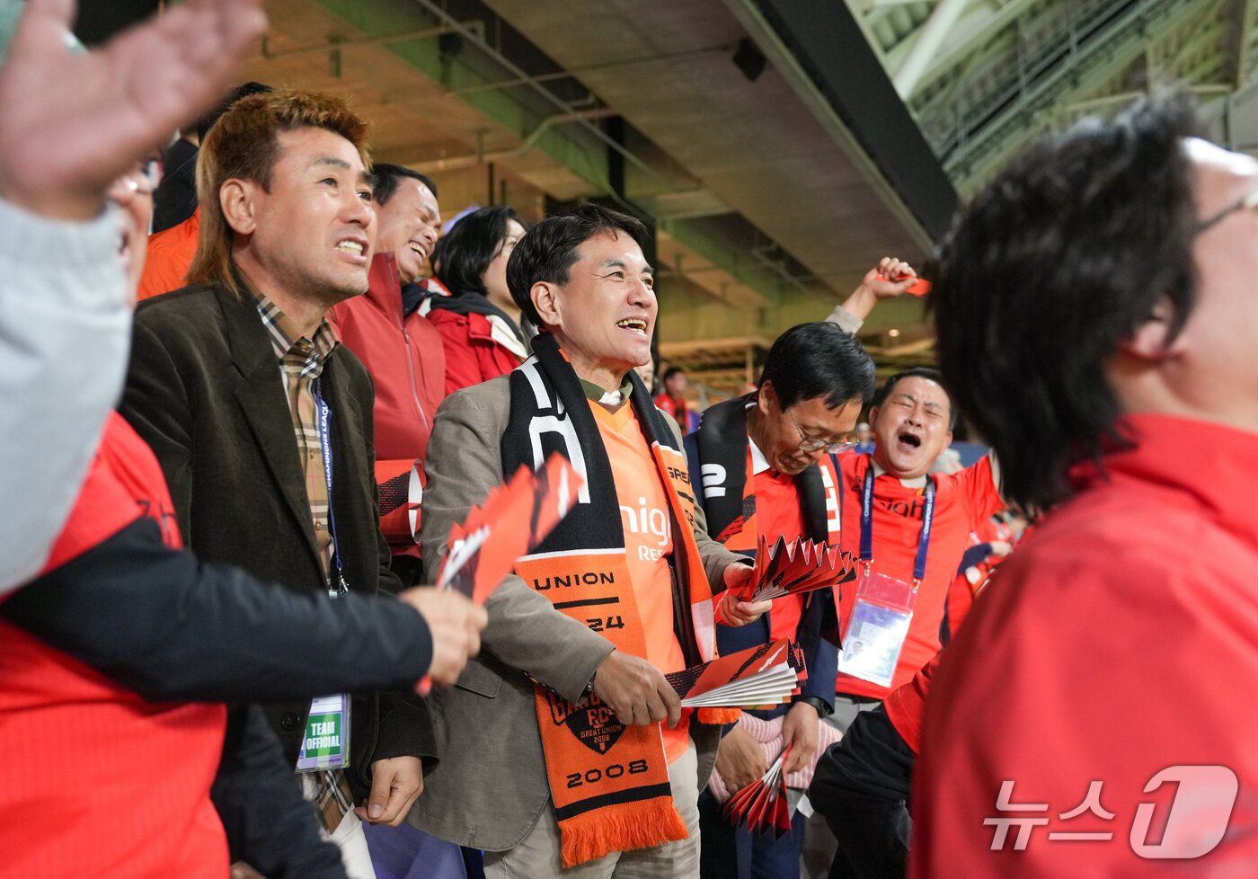 본문 이미지 - 지난 4일 일본 히로시마 에디온 피스 윙 스타디움에서 열린 아시아챔피언스리그 조별리그 4차전에서 김진태 지사를 비롯한 &#39;강원이 나르샤 응원단&#39;이 단체 응원을 하고 있다.&#40;강원도 제공. 재판매 및 DB금지&#41;/뉴스1