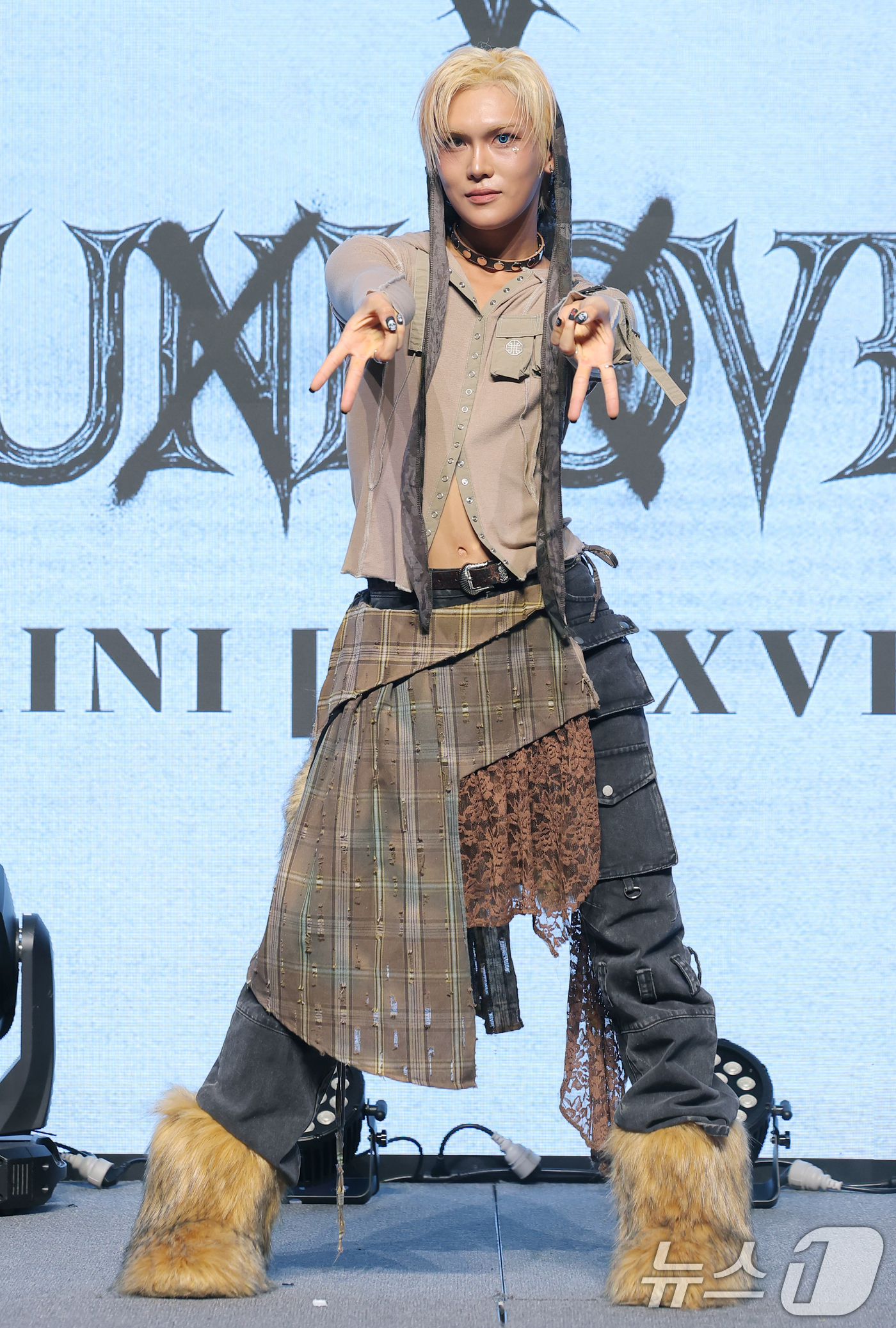 (서울=뉴스1) 권현진 기자 = 그룹 엑스러브(XLOV)의 현이 5일 서울 강남구 슈피겐홀에서 진행된 미니 1집 ‘UXLXVE(언러브)’ 발매 쇼케이스에서 포즈를 취하고 있다. 2 …