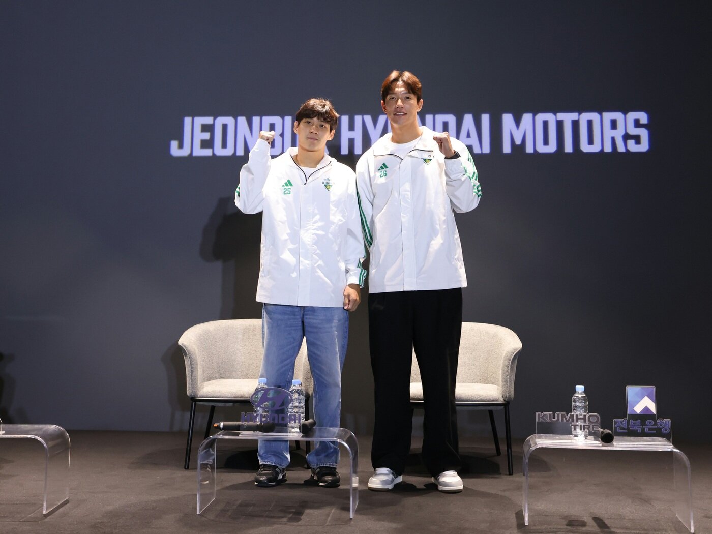 본문 이미지 - 전북 우승 미디어데이에 참석한 최철순&#40;왼쪽&#41;과 홍정호&#40;전북 제공&#41; 