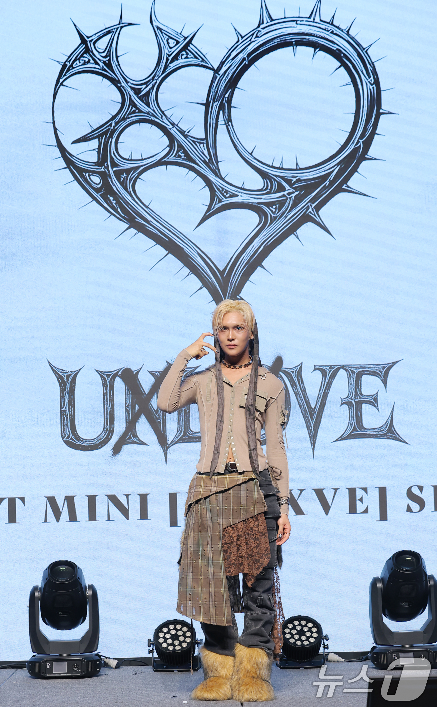 (서울=뉴스1) 권현진 기자 = 그룹 엑스러브(XLOV)의 현이 5일 서울 강남구 슈피겐홀에서 진행된 미니 1집 ‘UXLXVE(언러브)’ 발매 쇼케이스에서 포즈를 취하고 있다. 2 …