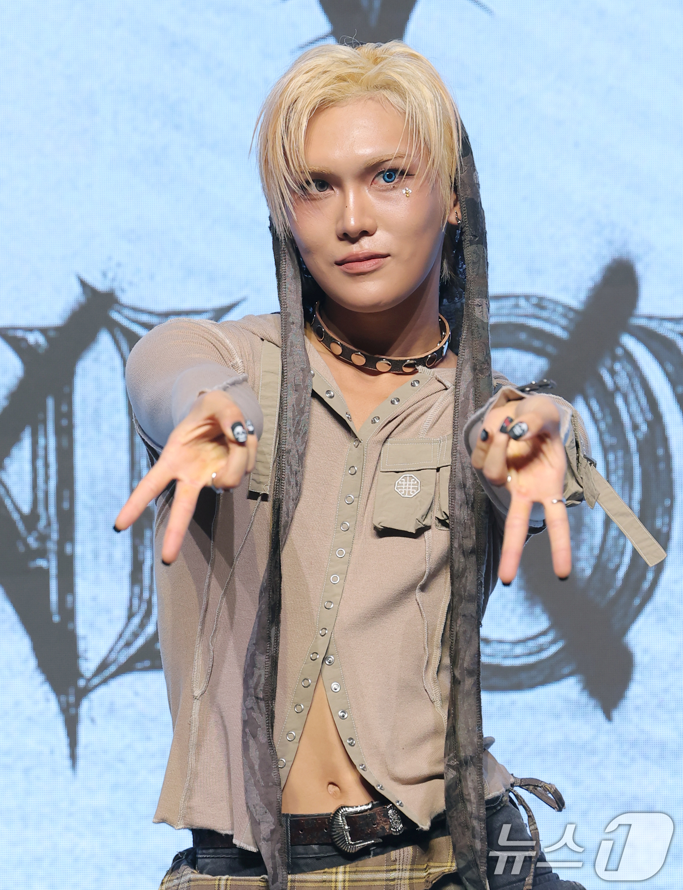 (서울=뉴스1) 권현진 기자 = 그룹 엑스러브(XLOV)의 현이 5일 서울 강남구 슈피겐홀에서 진행된 미니 1집 ‘UXLXVE(언러브)’ 발매 쇼케이스에서 포즈를 취하고 있다. 2 …