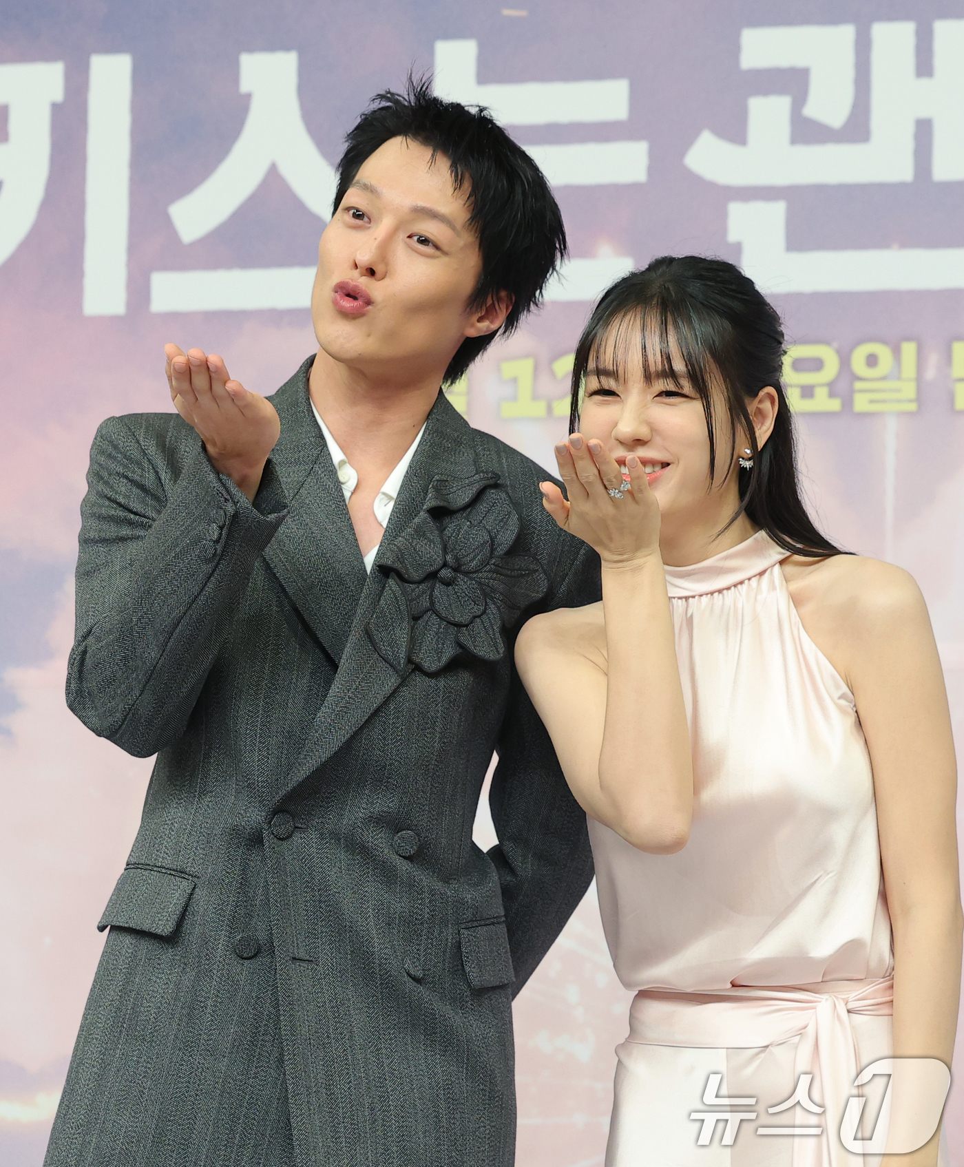 (서울=뉴스1) 권현진 기자 = 배우 장기용과 안은진(오른쪽)아 5일 서울 양천구 SBS 방송센터에서 열린 SBS 새 수목드라마 ‘키스는 괜히 해서!’(극본 하윤아, 태경민/연출 …