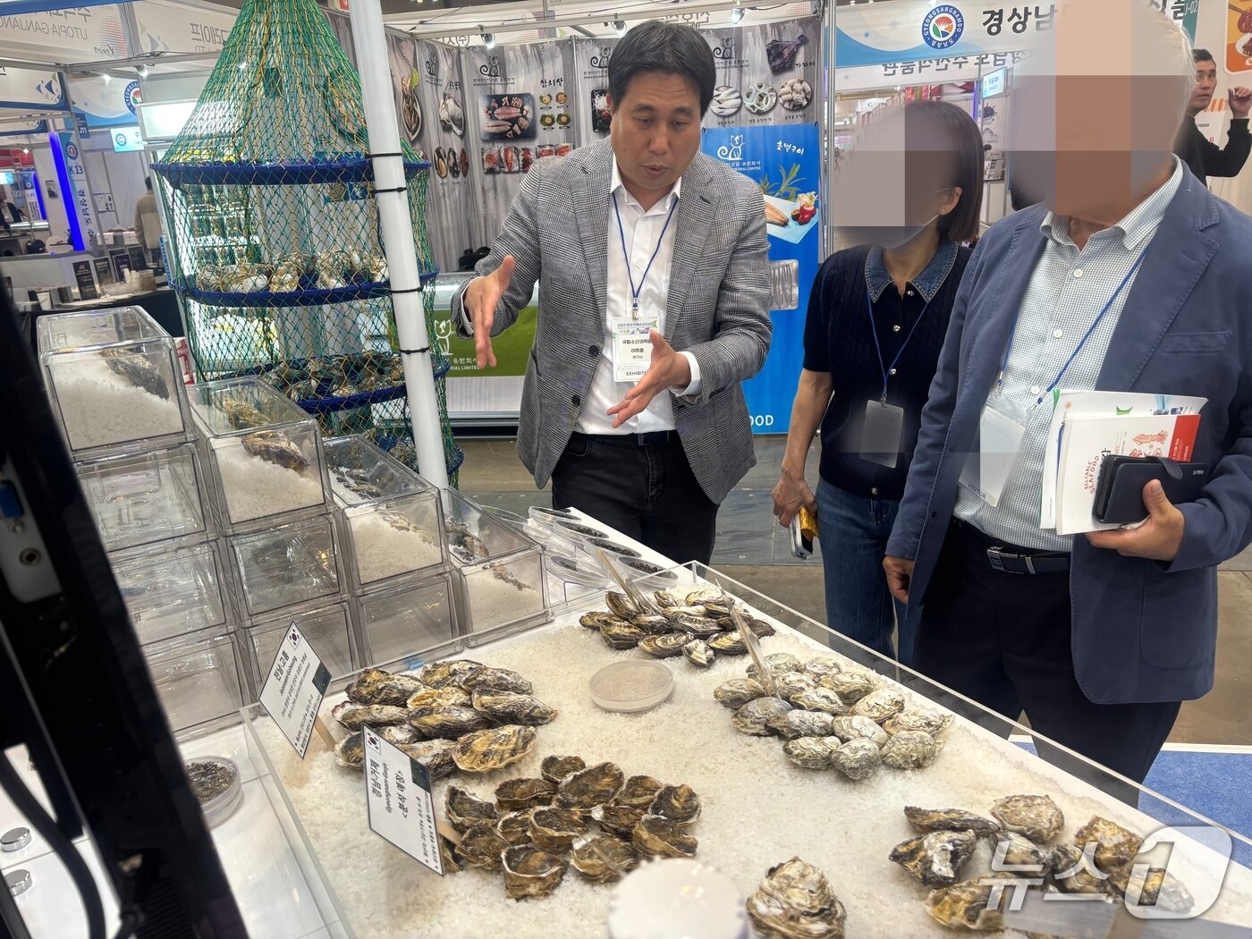 본문 이미지 - 수과원 부스를 방문한 관람객이 개체굴에 대한 설명을 듣고 있다. 2025.11.5/뉴스1 ⓒ News1 홍윤 기자