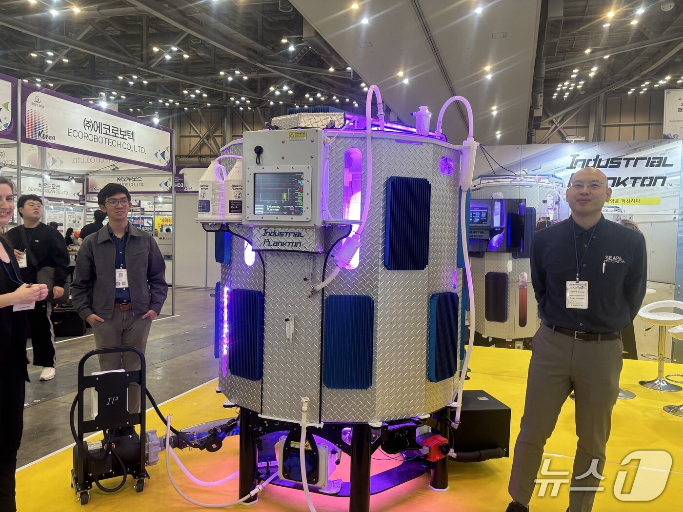 본문 이미지 - 캐나다 인더스트리얼 플랑크톤사 관계자들이 수산양식용 미세조류 배양기를 소개하고 있다. 2025.11.5/뉴스1 ⓒ News1 홍윤 기자