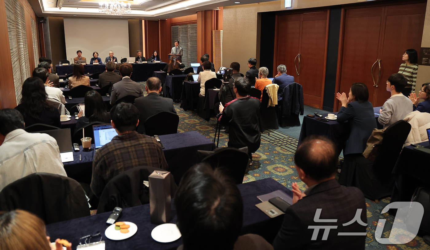 (서울=뉴스1) 김성진 기자 = 5일 서울 중구 롯데호텔에서 열린 한일국교정상화 60주년 국제학술회의 '공생과 번영을 향한 여정' 역사 분야 섹션에서 한일회담 연구의 새로운 모색이 …