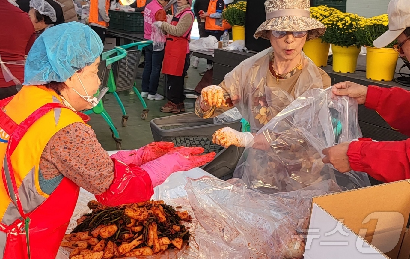(평창=뉴스1) 신관호 기자 = \'2025년 평창고랭지김장축제\'가 5일 강원 평창군 진부면민체육공원 다목적센터에서 성황리에 개막한 가운데 이날 행사장에서 축제 참가자들이 김장하 …