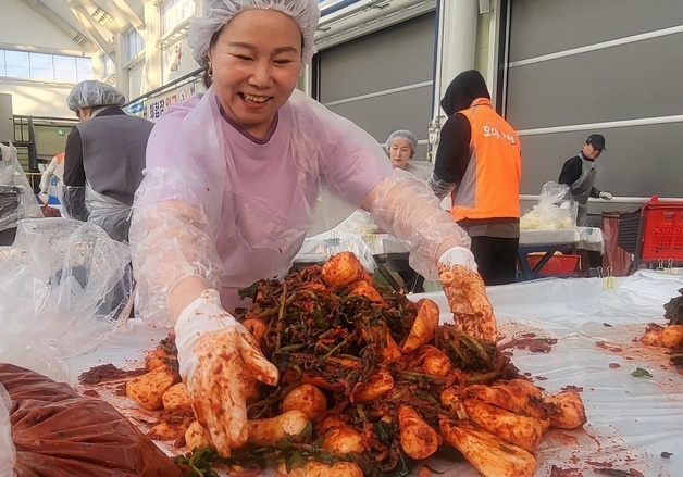 \"평창 배추와 강원 양념의 결합\"…평창고랭지김장축제 성황