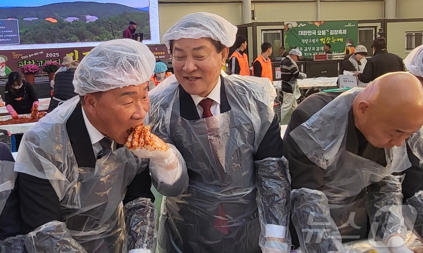본문 이미지 - 심재국 평창군수와 장문혁 축제위원장을 비롯한 내빈들이 &#39;2025년 평창고랭지김장축제&#39; 행사장에서 직접 김장한 김치의 맛을 보고 있다. 2025.11.5./뉴스1 2025.11.5/뉴스1 ⓒ News1 신관호 기자