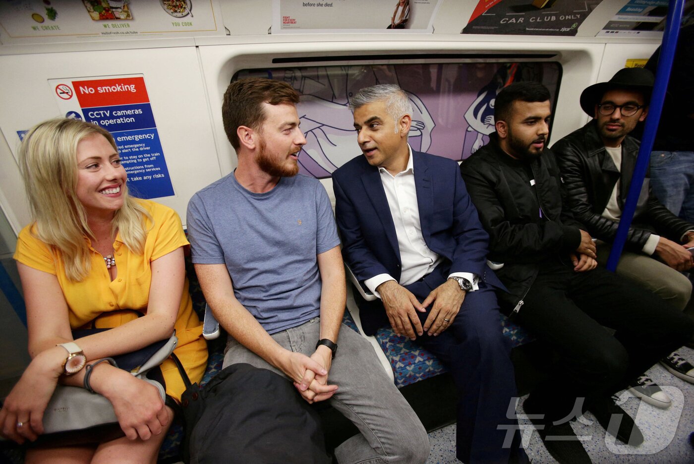 본문 이미지 - 런더 지하철에서 시민들을 만나는 사디크 칸 런던시장&#40;가운데&#41; 2016.08.20. ⓒ 로이터=뉴스1 ⓒ News1 이지예 객원기자