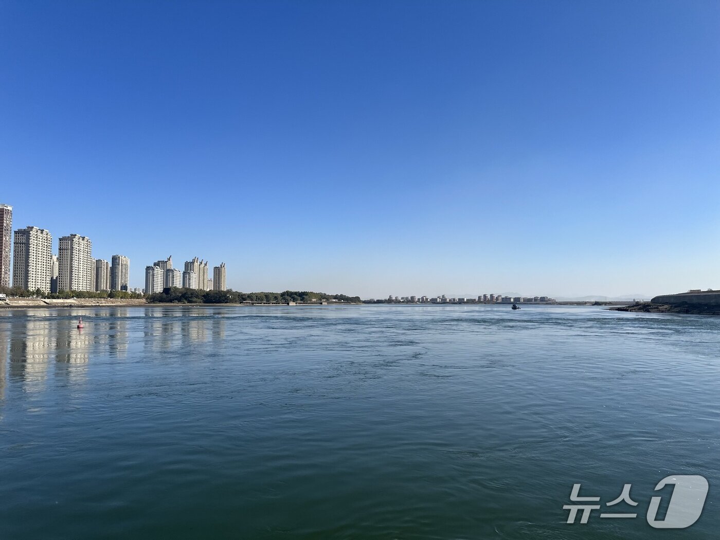 본문 이미지 - 지난 10월 27일 압록강 유람선을 타고 바라본 정경 ⓒ News1 이상휼 기자