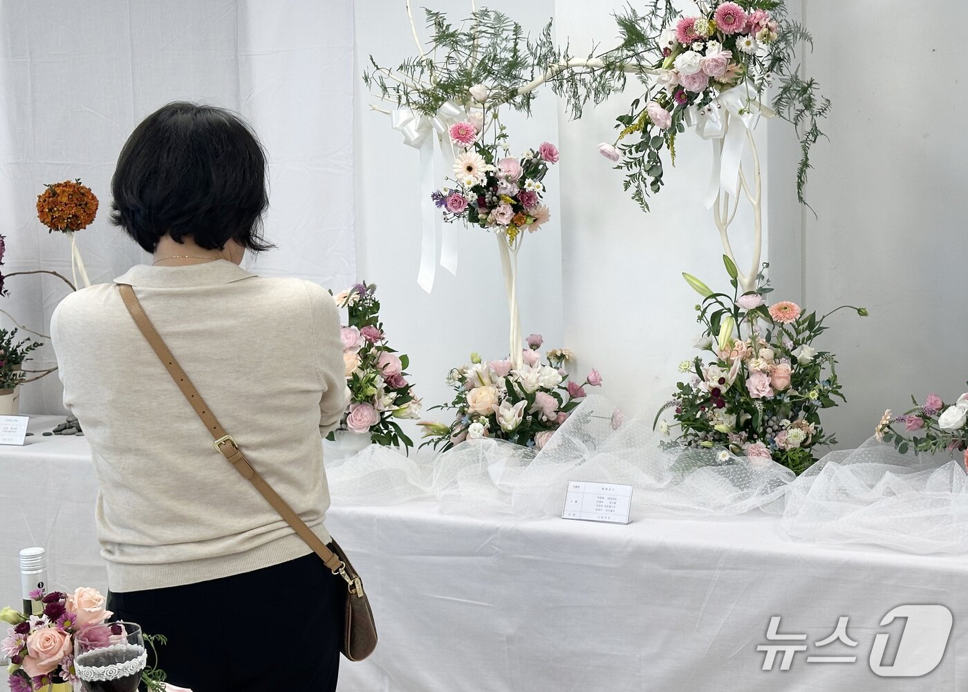 본문 이미지 - 5일 울산 병영순교성지성당에서 천주교 울산대리구 제1회 전례 꽃꽂이 작품전이 열리고 있다. 2025.11.5/뉴스1 ⓒ News1 조민주 기자