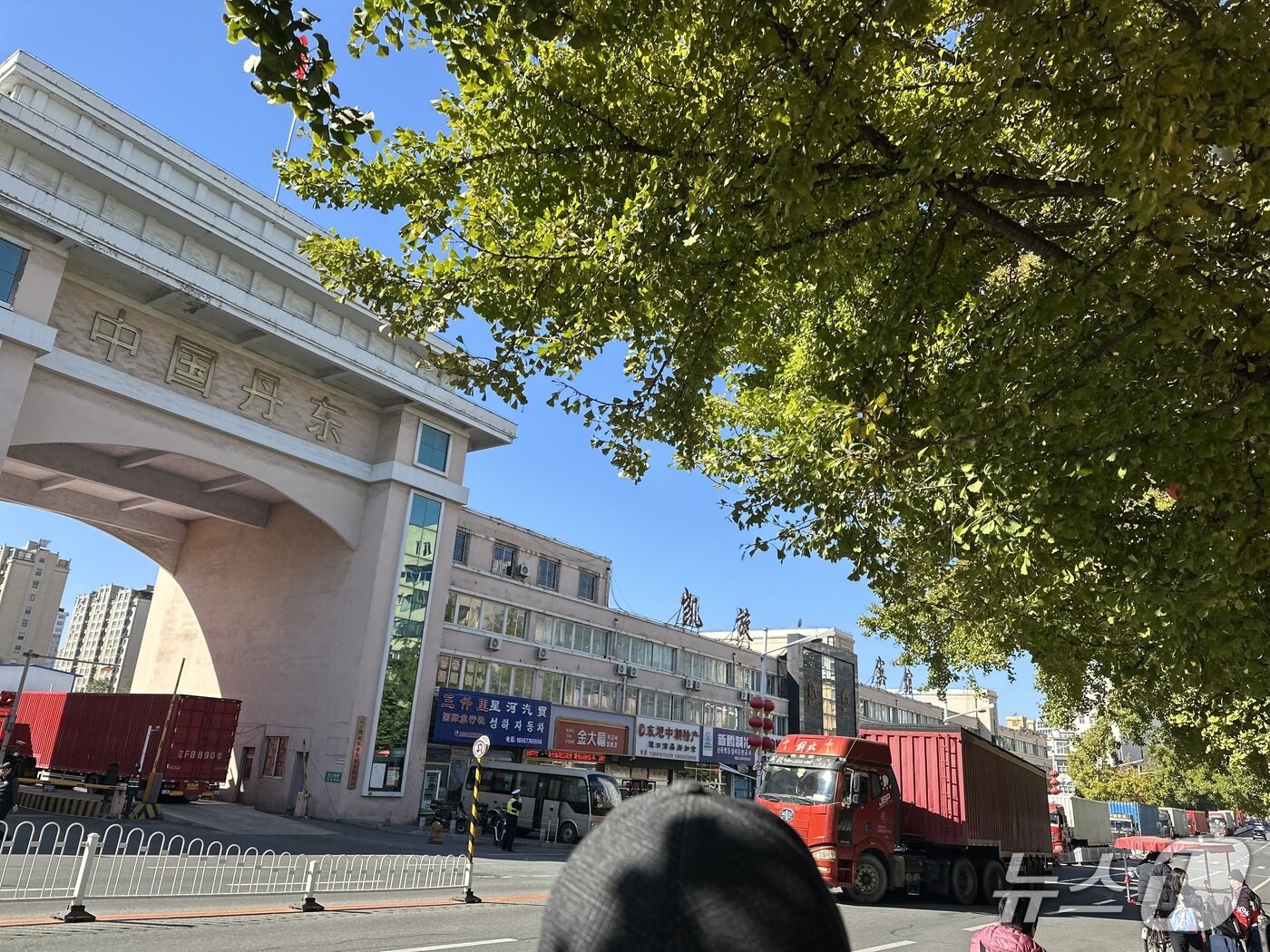 본문 이미지 - 단동에서 북한으로 들어가려는 대형 컨테이너를 실은 화물차들. ⓒ News1 이상휼 기자