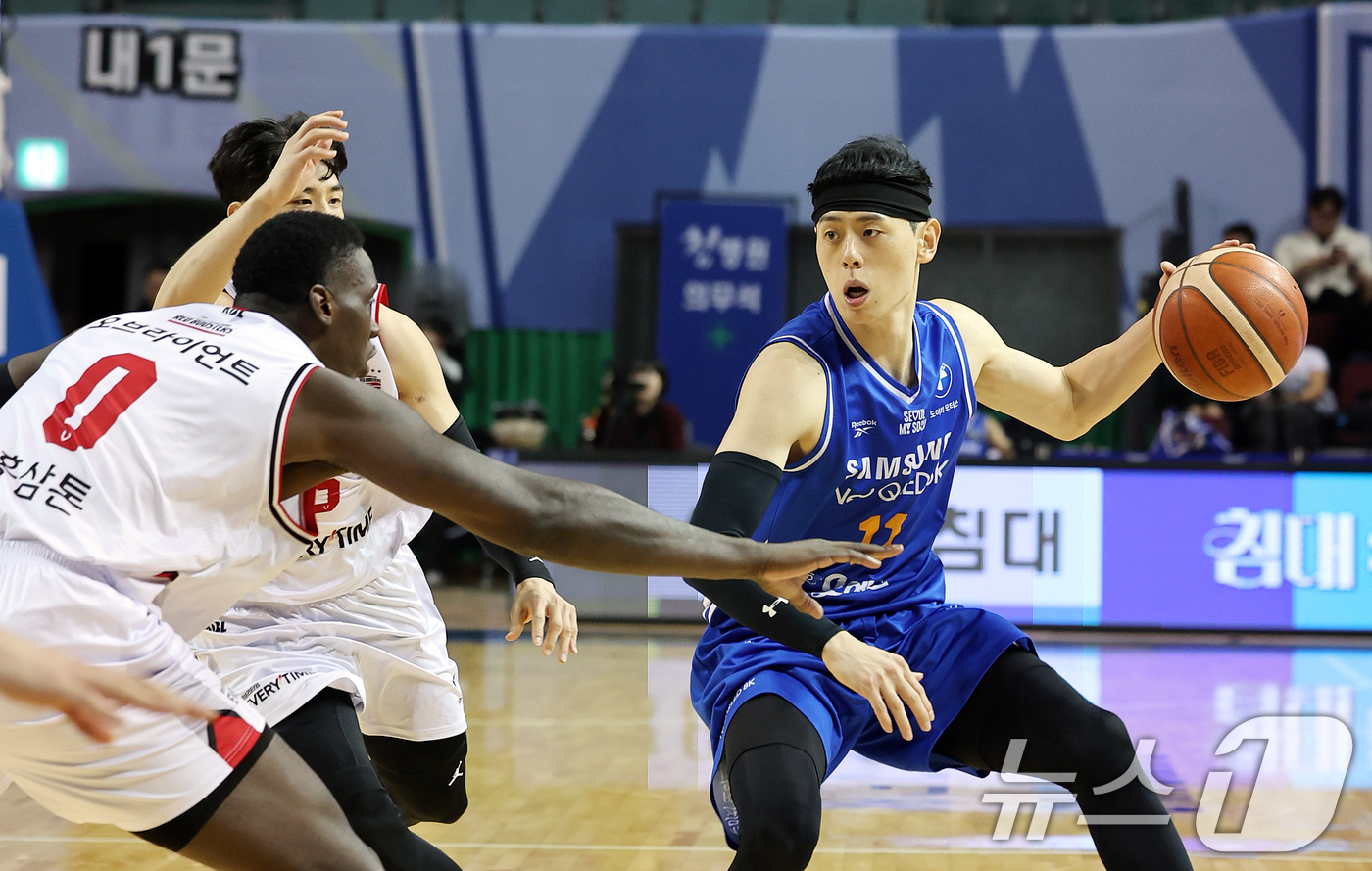 (서울=뉴스1) 이호윤 기자 = 5일 오후 서울 송파구 잠실 잠실실내체육관에서 열린 2025-2026 LG전자 프로농구 정규리그 서울 삼성 썬더스와 안양 정관장 레드부스터스의 3쿼 …