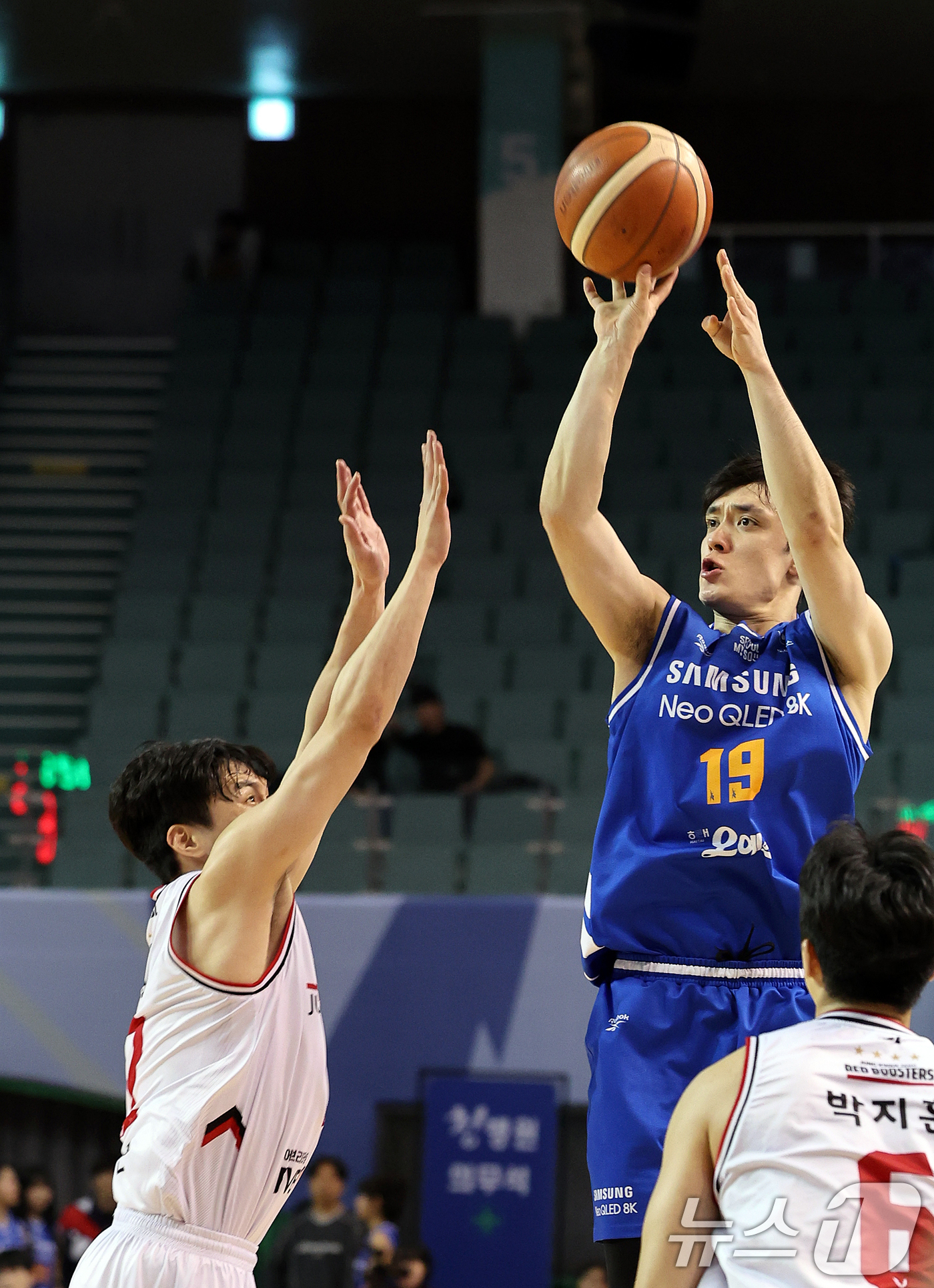 (서울=뉴스1) 이호윤 기자 = 5일 오후 서울 송파구 잠실 잠실실내체육관에서 열린 2025-2026 LG전자 프로농구 정규리그 서울 삼성 썬더스와 안양 정관장 레드부스터스의 3쿼 …
