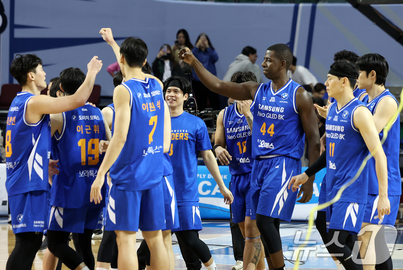 (서울=뉴스1) 이호윤 기자 = 5일 오후 서울 송파구 잠실 잠실실내체육관에서 열린 2025-2026 LG전자 프로농구 정규리그 서울 삼성 썬더스와 안양 정관장 레드부스터스의 경기 …