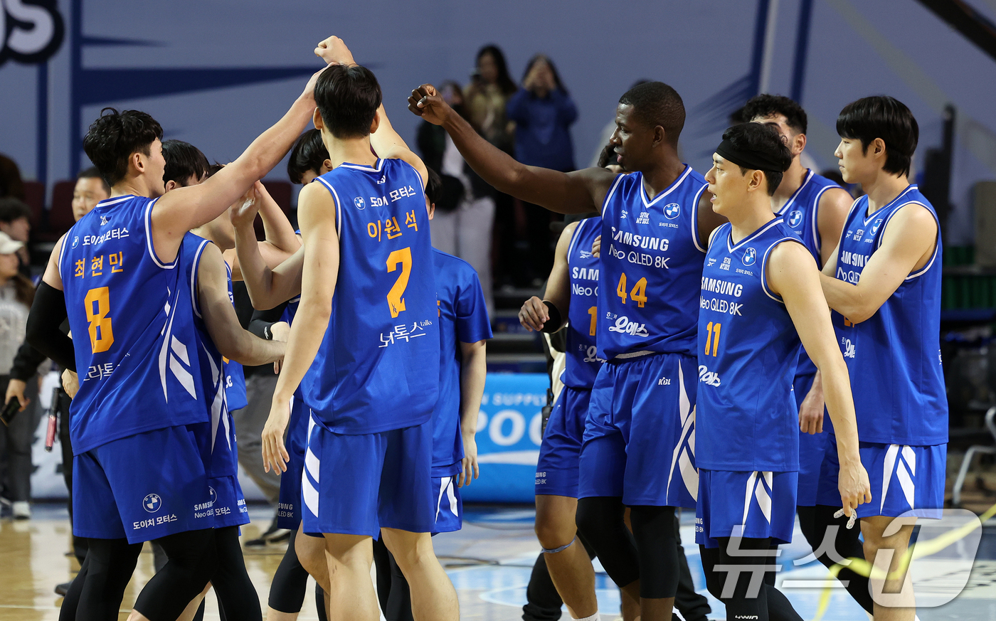 (서울=뉴스1) 이호윤 기자 = 5일 오후 서울 송파구 잠실 잠실실내체육관에서 열린 2025-2026 LG전자 프로농구 정규리그 서울 삼성 썬더스와 안양 정관장 레드부스터스의 경기 …