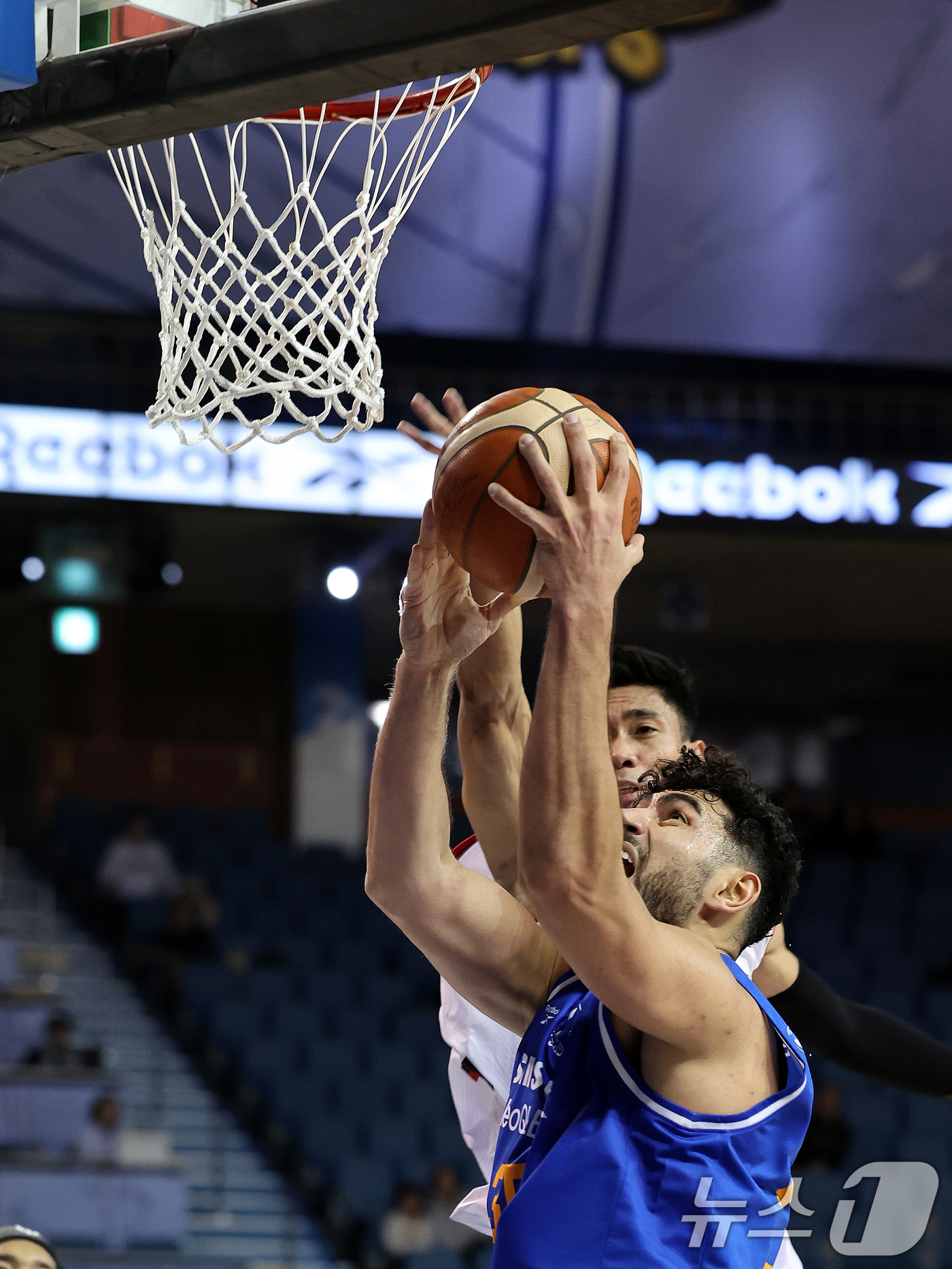 (서울=뉴스1) 이호윤 기자 = 5일 오후 서울 송파구 잠실 잠실실내체육관에서 열린 2025-2026 LG전자 프로농구 정규리그 서울 삼성 썬더스와 안양 정관장 레드부스터스의 4쿼 …