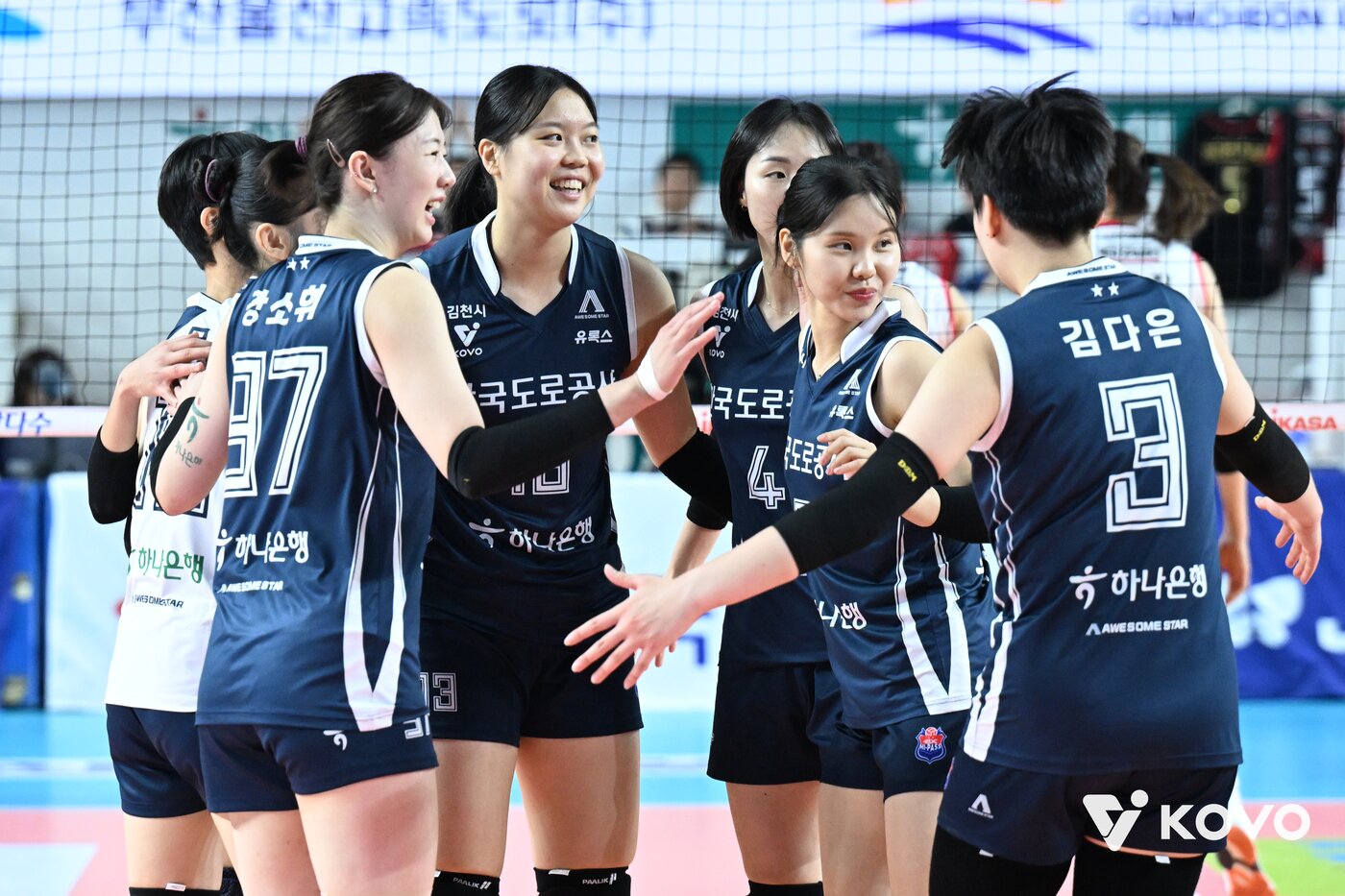 본문 이미지 - 기뻐하는 한국도로공사 선수들. &#40;KOVO 제공&#41;