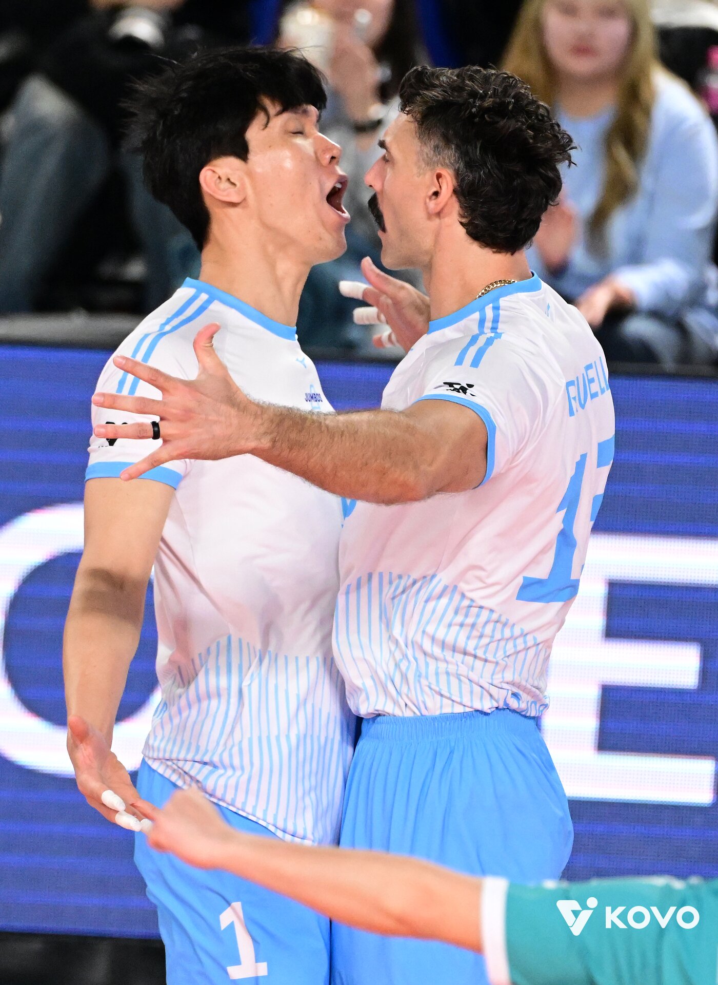 본문 이미지 - 대한항공 러셀&#40;오른쪽&#41;과 김규민. &#40;KOVO 제공&#41;