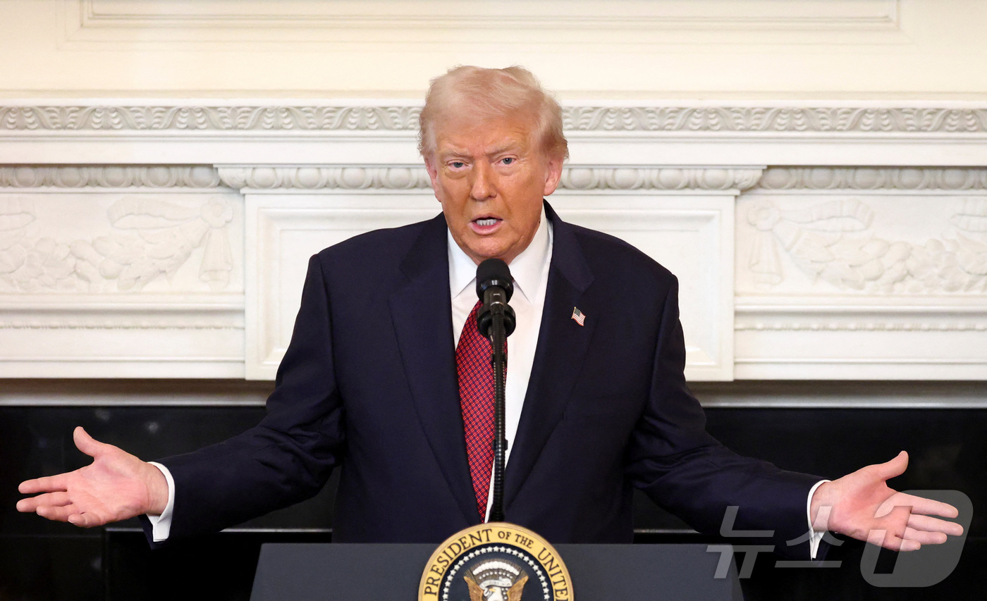 (워싱턴DC 로이터=뉴스1) 류정민 특파원 = 5일(현지시간) 미국 연방 정부 셧다운(운영중단)이 역대 최장인 36일째에 접어든 가운데 도널드 트럼프 미국 대통령이 워싱턴DC 백악 …