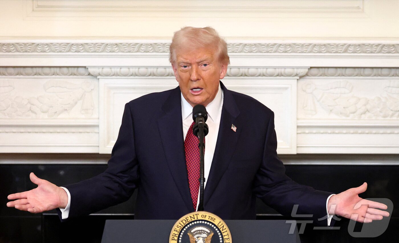 본문 이미지 - 5일&#40;현지시간&#41; 미국 연방 정부 셧다운&#40;운영중단&#41;이 역대 최장인 36일째에 접어든 가운데 도널드 트럼프 미국 대통령이 워싱턴DC 백악관에서 열린 공화당 상원 의원들과의 조찬 간담회에서 연설하고 있다. 2025.11.05. ⓒ 로이터=뉴스1 ⓒ News1 류정민 특파원