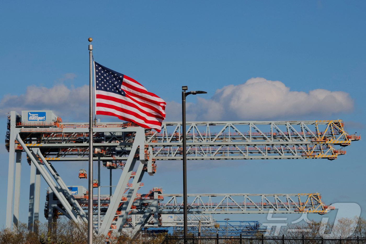 (보스턴 로이터=뉴스1) 류정민 특파원 = 도널드 트럼프 미국 대통령이 국제긴급경제권법(IEEPA)에 근거해 부과한 상호관세 및 펜타닐 관세의 적법성을 다룰 대법원 최종심 심리를 …