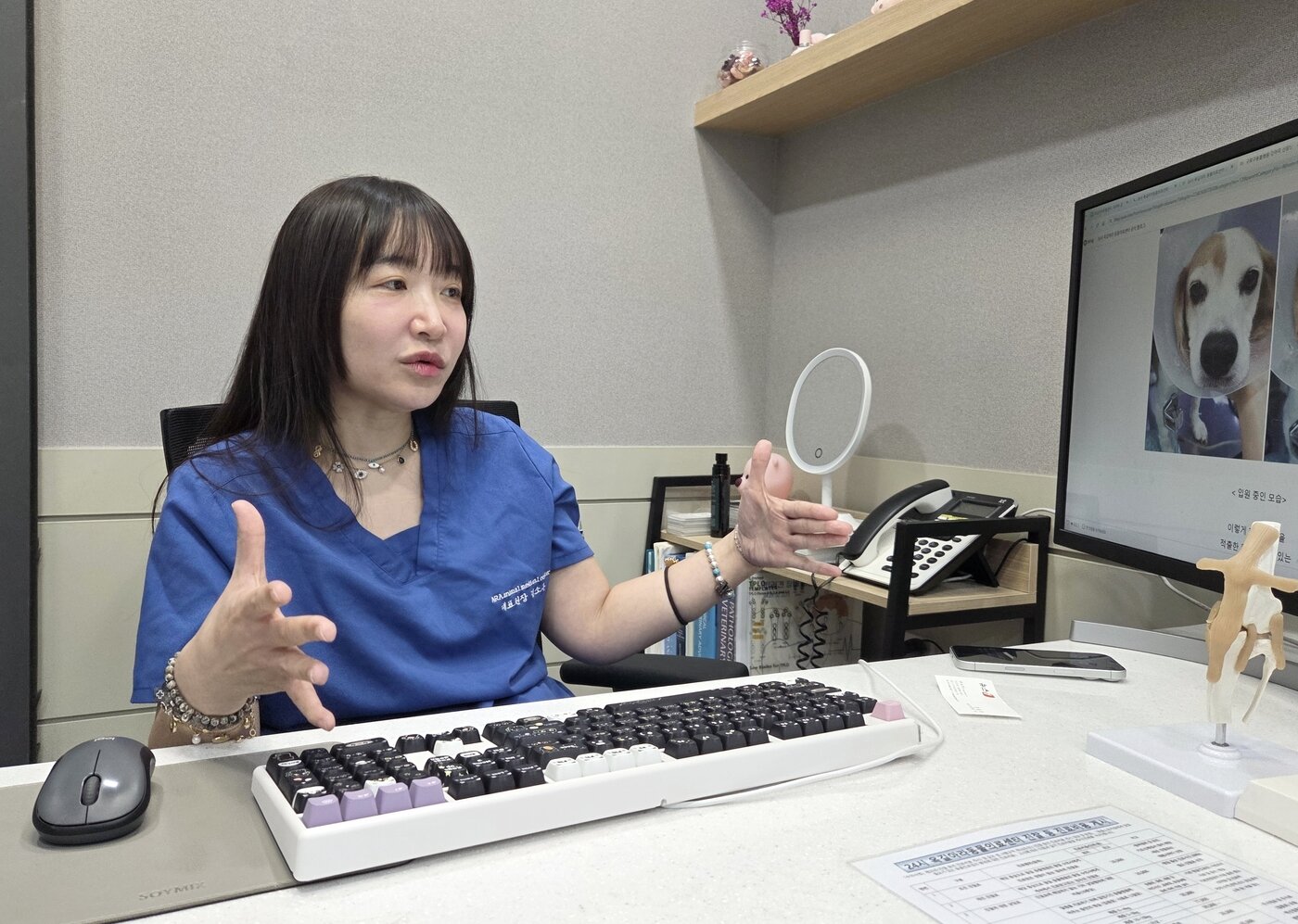 본문 이미지 - 김소은 원장이 최근 건강검진으로 신장낭종을 발견해 긴급 수술로 건강을 지킨 반려견의 사례를 설명하고 있다. ⓒ 뉴스1 한송아 기자
