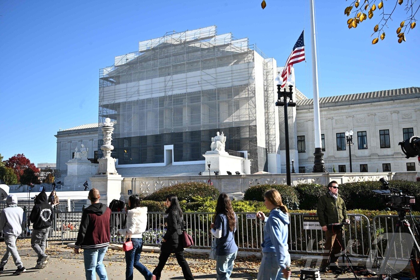 본문 이미지 - 5일&#40;현지시간&#41; 워싱턴DC 연방 대법원 앞을 사람들이 지나가고 있다. 대법원은 이날 도널드 트럼프 대통령의 국제비상경제권법&#40;IEEPA&#41;에 의거해 부과한 상호관세와 펜타닐관세의 적법성을 따지는 심리를 진행했다. 2025.11.05. ⓒ AFP=뉴스1 ⓒ News1 류정민 특파원