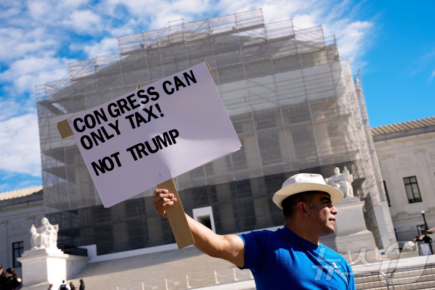 (워싱턴DC AFP=뉴스1) 류정민 특파원 = 5일(현지시간) 워싱턴DC 대법원 앞에서 한 활동가가 '세금은 의회만 부과할 수 있다! 트럼프는 아니다'라는 문구가 적힌 피켓을 들고 …