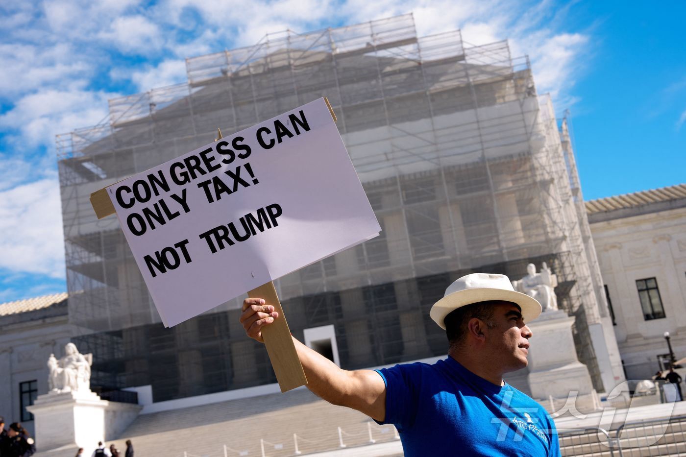본문 이미지 - 5일&#40;현지시간&#41; 워싱턴DC 대법원 앞에서 한 활동가가 &#39;세금은 의회만 부과할 수 있다! 트럼프는 아니다&#39;라는 문구가 적힌 피켓을 들고 있다. 대법원은 이날 도널드 트럼프 미국 대통령이 국제비상경제권법&#40;IEEPA&#41;에 의거해 부과한 상호관세의 적법성을 따질 최종심의 구두 심리를 진행했다. 2025. 11.05. ⓒ AFP=뉴스1 ⓒ News1 류정민 특파원